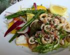 Салат с кальмарами и солеными огурцами: рецепты